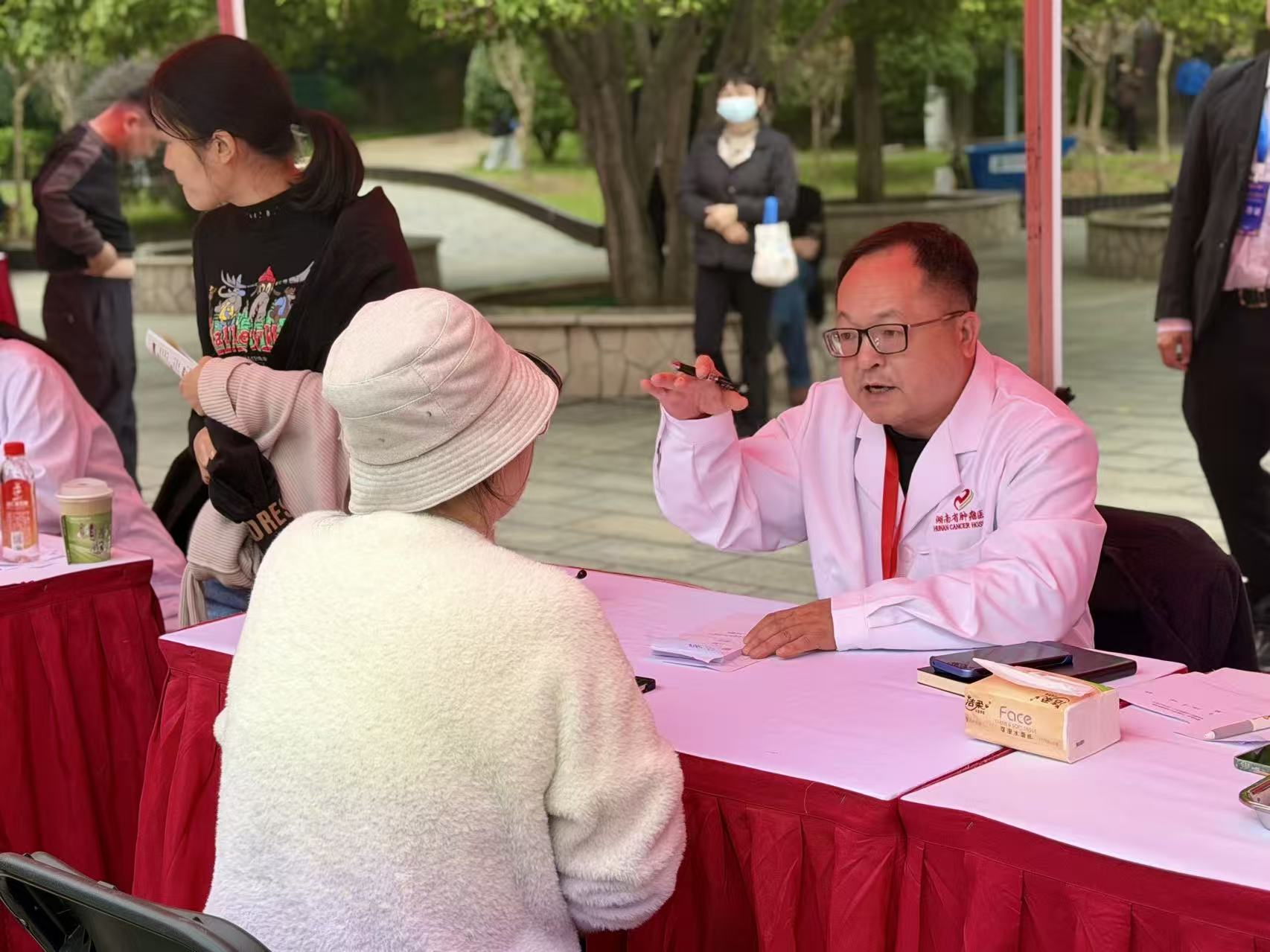 “中国好医生”义诊活动现场。人民网记者 丁亦鑫摄